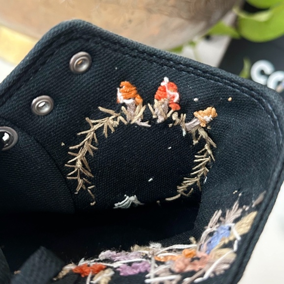 Hand Embroidered Converse High-tops - lugged sole - size 9w - Picture 10 of 11